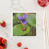 Ladybug über süße Violettsorten-Blume Serviette (Beispiel)