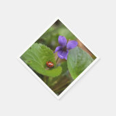 Ladybug über süße Violettsorten-Blume Serviette (Ecke)