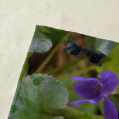 Ladybug über süße Violettsorten-Blume Strandtuch (Beispiel)