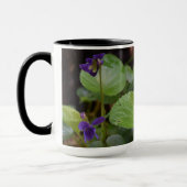 Ladybug über süße Violettsorten-Blume Tasse (Links)