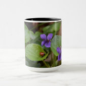 Ladybug über süße Violettsorten-Blume Tasse (Zentrum)