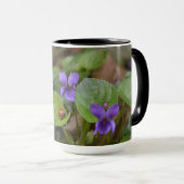 Ladybug über süße Violettsorten-Blume Tasse (VorderseiteRechts)