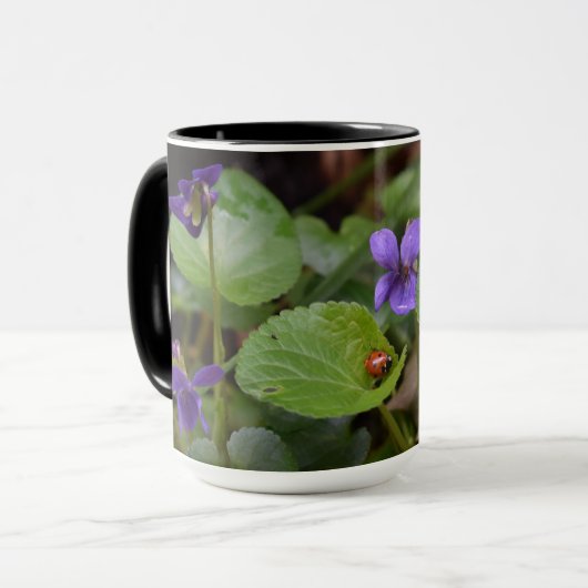 Ladybug über süße Violettsorten-Blume Tasse (Vorderseite Links)