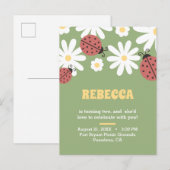 Ladybug und daisis blumenweiblicher Geburtstag Einladungspostkarte (Vorne/Hinten)