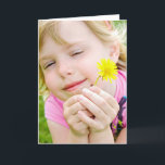Ladybug und Dandelion Friend zum Geburtstag Karte<br><div class="desc">Lächelndes kleines Mädchen mit Ladybug und Löwenzahn zum Geburtstag eines Freundes</div>