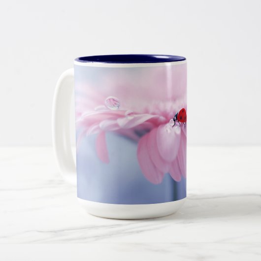 Ladybug und Pink Gerbera Daisy Two Tone Tasse (Vorderseite Links)