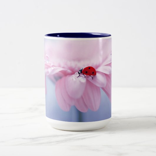 Ladybug und Pink Gerbera Daisy Two Tone Tasse (Mittel)