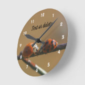 Ladybugs auf einem Drahtzaun Personalisiert küssen Runde Wanduhr (Winkel)