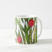 Ladybugs: düster Hintergrund Wasserfarbmuster. Kaffeetasse (VorderseiteRechts)