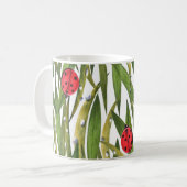 Ladybugs: düster Hintergrund Wasserfarbmuster. Kaffeetasse (Vorderseite Links)