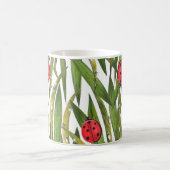 Ladybugs: düster Hintergrund Wasserfarbmuster. Kaffeetasse (Mittel)