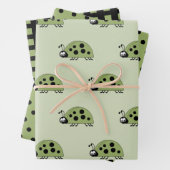 Ladybugs grüne und schwarze Punkte und Quadrate Geschenkpapier Set (Beispiel)