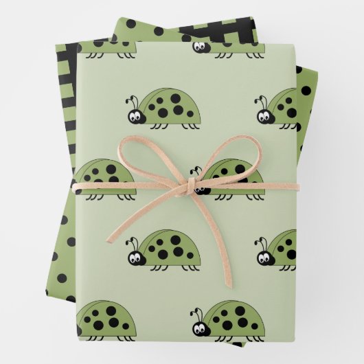 Ladybugs grüne und schwarze Punkte und Quadrate Geschenkpapier Set (Beispiel)