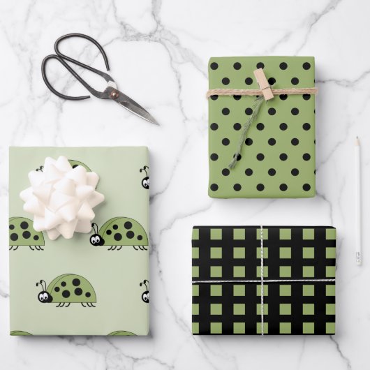 Ladybugs grüne und schwarze Punkte und Quadrate Geschenkpapier Set (Vorderseite)