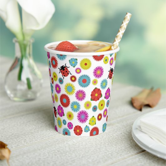 Ladybugs im Garten Zwischen den Blume Pappbecher (In Situ)