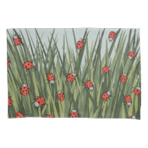 Ladybugs im grünen Grasmuster