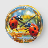 Ladybugs in einem Tropfen Wasser Runde Wanduhr (Vorderseite)