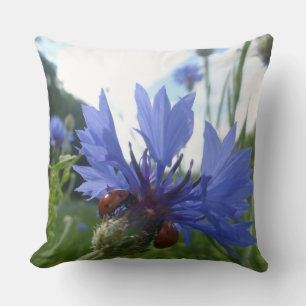 Ladybugs Meeting auf Cornflower Throw Kissen