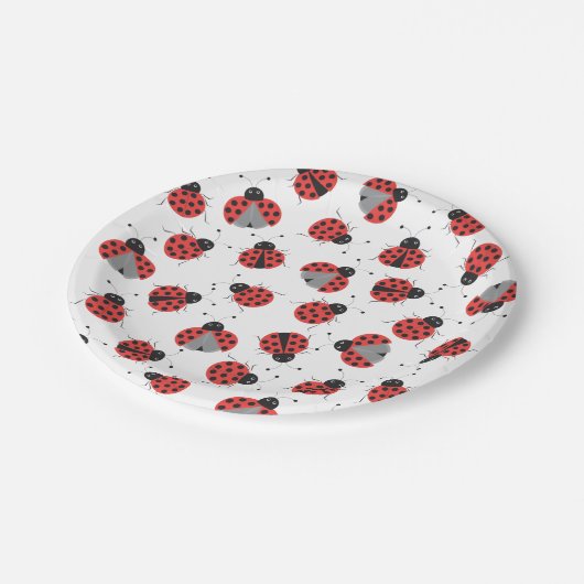 Ladybugs-Muster Pappteller (Schrägansicht)