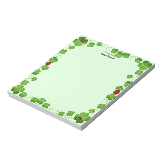 Ladybugs und Vier-Leaf-Clovers über Green Simple Notizblock (Rotiert)