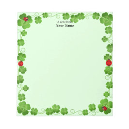 Ladybugs und Vier-Leaf-Clovers über Green Simple Notizblock