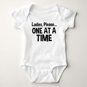 Ladys, bitte.. Eins nach dem anderen lustig Baby Strampler