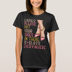 Ladys, bitte ziehen Sie Ihre Schuhe an, es gibt so T-Shirt