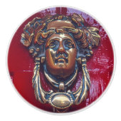 LADY'S HEAD BRASS DOOR KNOCKER (FOTOG).ON RED KERAMIKKNAUF (Vorderseite)