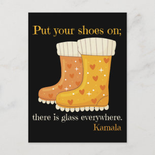 Ladys ziehen sich die Schuhe an überall Glas an Postkarte