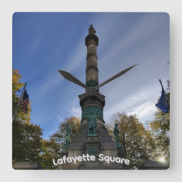 Lafayette Square Wall Clock Quadratische Wanduhr