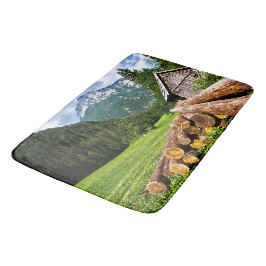 Lager im Wald mit Bergen Badematte (Schrägansicht)