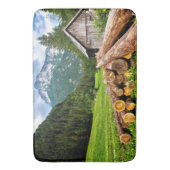 Lager im Wald mit Bergen Badematte (Vorderseite Vertikal)