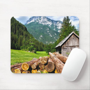 Lager im Wald mit Bergen Mousepad
