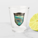 Lago di Como Italia Abzeichen für Reisen Schnapsglas<br><div class="desc">Comer See Vektorkunst Design. Der Comer See,  in der Lombardei Norditaliens,  ist ein hochklassiges Erholungsgebiet,  bekannt für seine dramatische Landschaft,  Set an den Ausläufern der Alpen.</div>