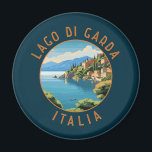 Lago di Garda Italia Retro Distressed Circle Magnet<br><div class="desc">Gardasee Vektorkunst Design. Der Gardasee in Norditalien ist bekannt für sein kristallklares Wasser. Im Süden dominiert die Stadt Sirmione von der Rocca Scaligera,  einer Festung mit Blick auf den Hafen.</div>