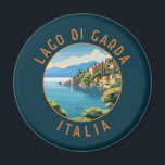 Lago di Garda Italia Retro Distressed Circle Magnet<br><div class="desc">Gardasee Vektorkunst Design. Der Gardasee in Norditalien ist bekannt für sein kristallklares Wasser. Im Süden dominiert die Stadt Sirmione von der Rocca Scaligera,  einer Festung mit Blick auf den Hafen.</div>