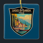 Lago di Garda Italia Wandern Vintag Keramikornament<br><div class="desc">Gardasee Vektorkunst Design. Der Gardasee in Norditalien ist bekannt für sein kristallklares Wasser. Im Süden dominiert die Stadt Sirmione von der Rocca Scaligera,  einer Festung mit Blick auf den Hafen.</div>