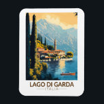 Lago di Garda Italia Wandern Vintag Magnet<br><div class="desc">Gardasee Vektorkunst Design. Der Gardasee in Norditalien ist bekannt für sein kristallklares Wasser. Im Süden dominiert die Stadt Sirmione von der Rocca Scaligera,  einer Festung mit Blick auf den Hafen.</div>