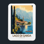 Lago di Garda Italia Wandern Vintag Magnet<br><div class="desc">Gardasee Vektorkunst Design. Der Gardasee in Norditalien ist bekannt für sein kristallklares Wasser. Im Süden dominiert die Stadt Sirmione von der Rocca Scaligera,  einer Festung mit Blick auf den Hafen.</div>