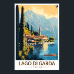 Lago di Garda Italia Wandern Vintag Poster<br><div class="desc">Gardasee Vektorkunst Design. Der Gardasee in Norditalien ist bekannt für sein kristallklares Wasser. Im Süden dominiert die Stadt Sirmione von der Rocca Scaligera,  einer Festung mit Blick auf den Hafen.</div>