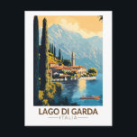 Lago di Garda Italia Wandern Vintag Postkarte<br><div class="desc">Gardasee Vektorkunst Design. Der Gardasee in Norditalien ist bekannt für sein kristallklares Wasser. Im Süden dominiert die Stadt Sirmione von der Rocca Scaligera,  einer Festung mit Blick auf den Hafen.</div>