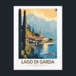 Lago di Garda Italia Wandern Vintag Postkarte<br><div class="desc">Gardasee Vektorkunst Design. Der Gardasee in Norditalien ist bekannt für sein kristallklares Wasser. Im Süden dominiert die Stadt Sirmione von der Rocca Scaligera,  einer Festung mit Blick auf den Hafen.</div>