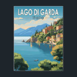 Lago di Garda Italia Wandern Vintag Postkarte<br><div class="desc">Gardasee Vektorkunst Design. Der Gardasee in Norditalien ist bekannt für sein kristallklares Wasser. Im Süden dominiert die Stadt Sirmione von der Rocca Scaligera,  einer Festung mit Blick auf den Hafen.</div>