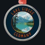 Lago Eibsee Deutschland Retro Distressed Circle Ornament Aus Metall<br><div class="desc">Der Eibsee Vektorgrafik Design. Es liegt nördlich der Zugspitze,  Deutschlands höchstem Berg.</div>