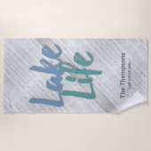 Lago Life mit Name und Lage Holzsteg Strandtuch (Vorderseite)