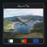 Lagoa tun Fogo Wanduhr<br><div class="desc">Holen Sie ein kleines Stück der Azoren zu Ihrem Zuhause, Büro, Schlafsaalraum. Geben Sie einem Freund. Diese Wanduhr lässt ein ursprüngliches Foto von Lagoa Fogo, einen vulkanischen See tun auf der Insel von Sao Miguel in den Azoren, mit den Azoren, dem Portugiesen und europäischen den Gewerkschaftsflaggen. Dieses ist ein schöner...</div>