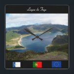 Lagoa tun Fogo Wanduhr<br><div class="desc">Holen Sie ein kleines Stück der Azoren zu Ihrem Zuhause, Büro, Schlafsaalraum. Geben Sie einem Freund. Diese Wanduhr lässt ein ursprüngliches Foto von Lagoa Fogo, einen vulkanischen See tun auf der Insel von Sao Miguel in den Azoren, mit den Azoren, dem Portugiesen und europäischen den Gewerkschaftsflaggen. Dieses ist ein schöner...</div>
