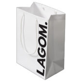 LAGOM. Schwarz und Weiß Mittlere Geschenktüte (Rückseite Schrägansicht)
