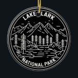 Lake Clark Nationalpark Alaska Vintag Monoline Keramik Ornament<br><div class="desc">Monoline-Design des Clark Lake. Der Park ist ein Land von atemberaubender Schönheit. Vulkandampf,  Lachslauf,  Bärenfutter und knisternde Berge spiegeln sich in den türkisblauen Seen wider.</div>