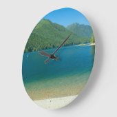 Lake Cushman in Summer Clock Große Wanduhr (Winkel)